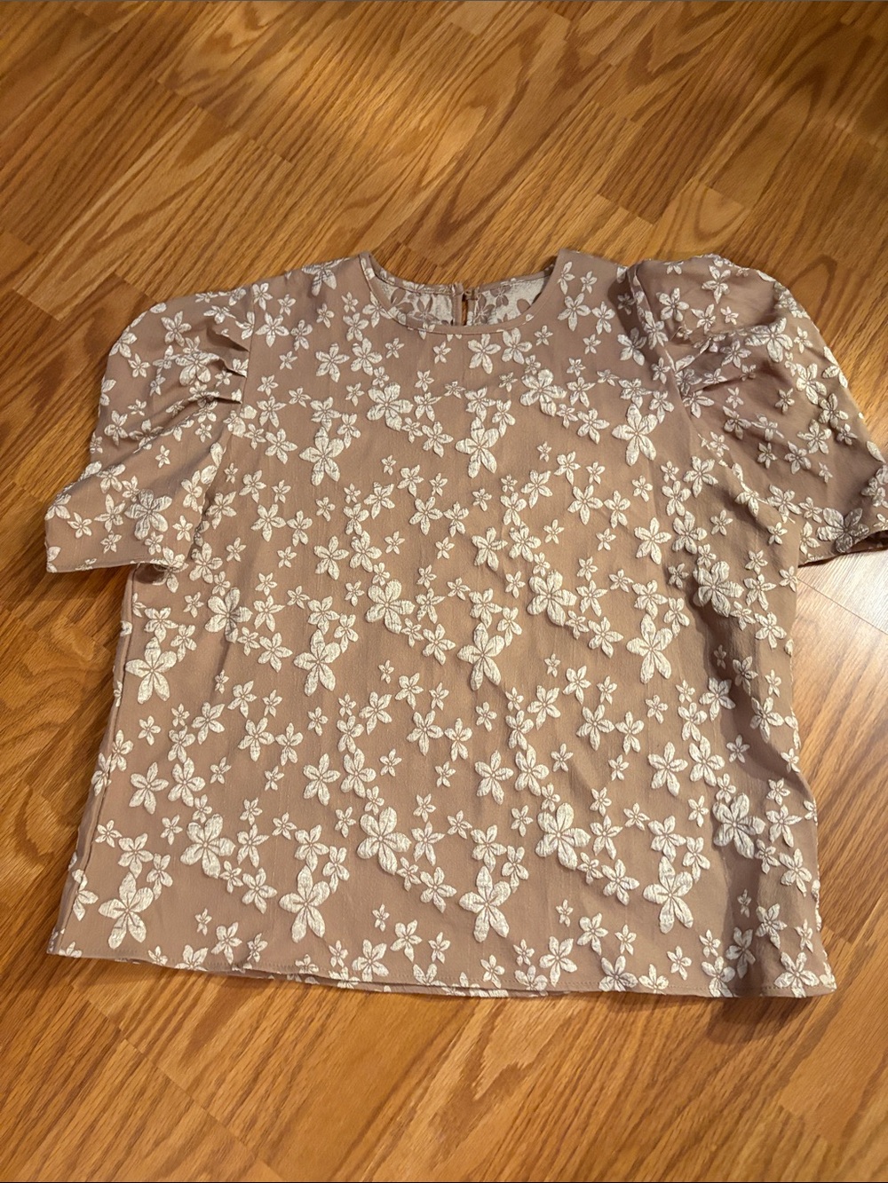 Women’s Floral Puff-Sleeve Blouse in tan